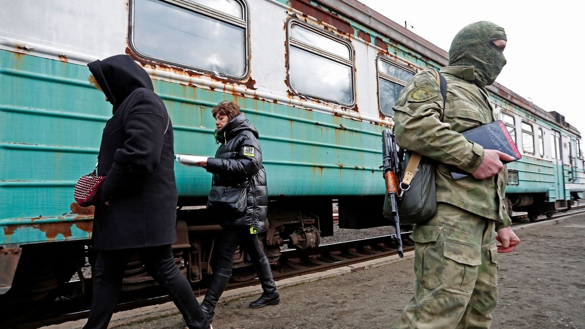 Evakuovaní z Donbasu jsou rozčarováni, jak daleko od domova je odvážejí